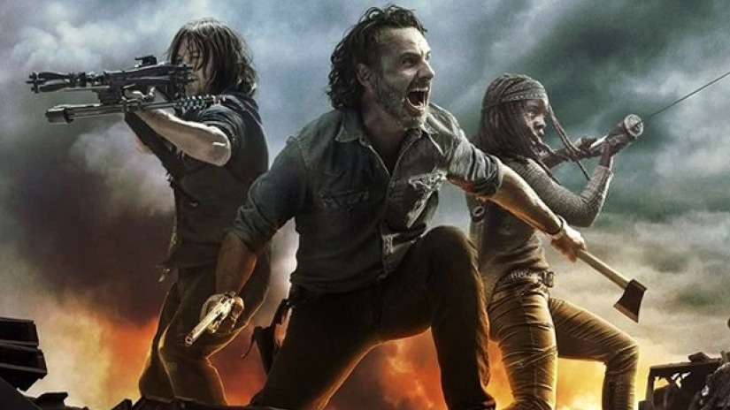 Personagens principais de Walking Dead (Norman Reedus - Daryl Dixon, Andrew Lincoln - Rick Grimes e Danai Gurira - Michonne). Todos em posição de combate.