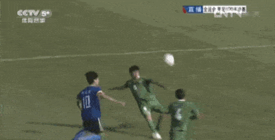 Jogo de futebol em que os zagueiros falham três vezes, a bola é atrasada para o goleiro e ele deixa a bola entrar no gol.