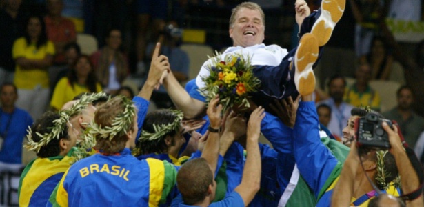 Bernardinho sendo arremessado para alto pelos seus atletas ao conquistar a medalha olímpica em 2004.