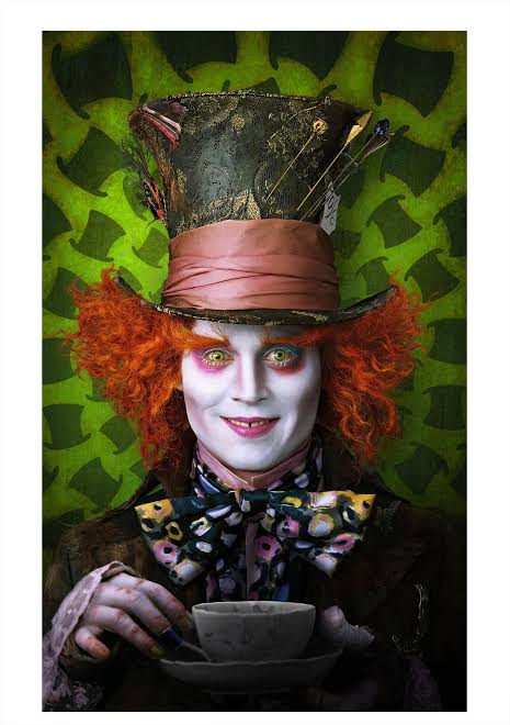 Imagem do Chapeleiro Louco tomando chá. Personagem interpretado por Johnny Depp no filme Alice no País das Maravilhas dde 2010.