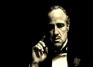 Imagem clássica do filme O Poderoso Chefão em que Vito Corleone contempla seu "reinado" de sucesso com olhar profundo de poder.
