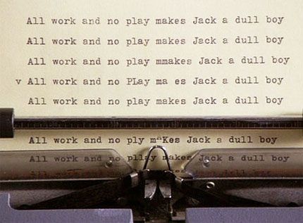 Imagem do filme O Iluminado. Quando Jack (Jack Nicholson) escreve repetidamente em sua máquina de escrever: All work and no play makes Jack a dull boy". Em português: Muito trabalho e pouca diversão fazem de Jack um bobão